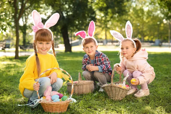 Niedliche Kleine Kinder Auf Eiersuche Park Ostertradition — Stockfoto