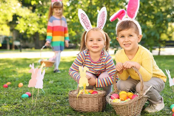 귀여운 어린이 공원에서 달걀을 부활절 — 스톡 사진