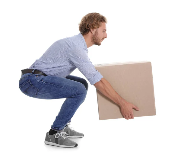 Genç Adam Beyaz Zemin Üzerine Ağır Karton Kutu Kaldırma Tam — Stok fotoğraf