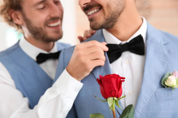 Lycklig Nygift Homosexuella Par Med Blomma Hemma — Stockfoto