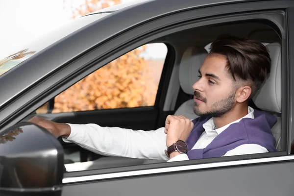 Jovem Homem Bonito Assento Motorista Carro Moderno — Fotografia de Stock