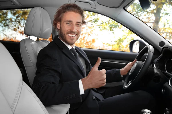 Szczęśliwy Przystojny Mężczyzna Siedzeniu Kierowcy Nowoczesny Samochód — Zdjęcie stockowe