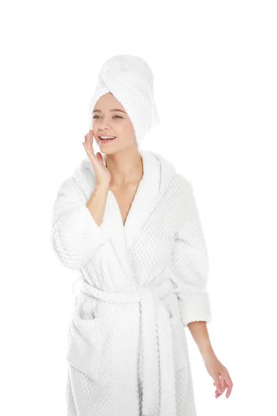 年轻的漂亮的妇女的肖像在浴衣上与毛巾在白色背景 — 图库照片