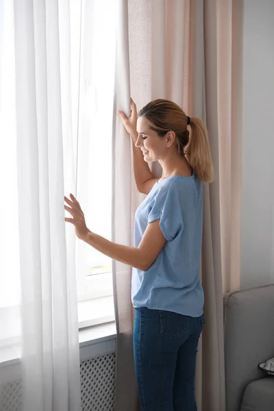 Жінка Відкриває Штори Дивиться Вікна Вдома — стокове фото