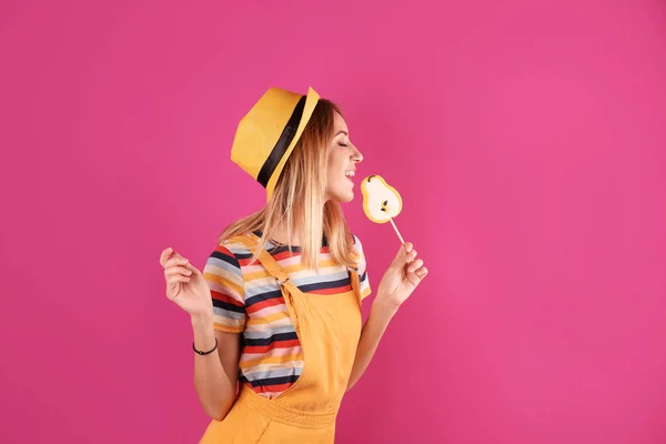 Şeker Renkli Arka Plan Üzerinde Olan Güzel Kadın — Stok fotoğraf