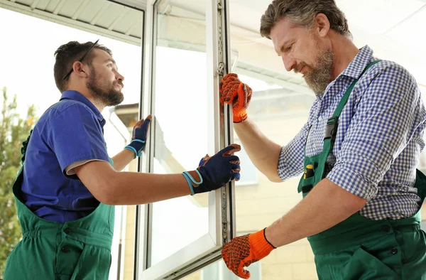 Trabajadores Construcción Instalando Nueva Ventana Casa — Foto de Stock