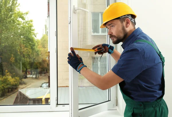 Trabajador Construcción Instalando Ventana Nueva Casa — Foto de Stock