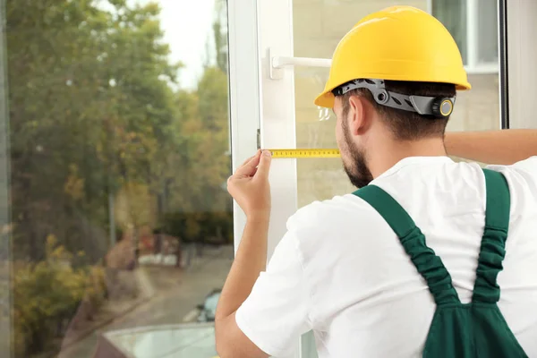 Bauarbeiter Baut Neues Fenster Haus Ein — Stockfoto