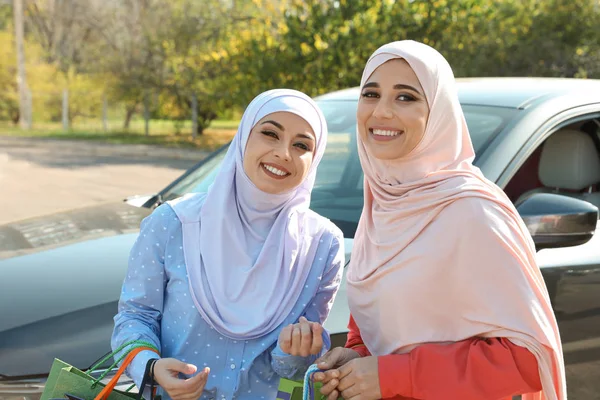 Mujeres Musulmanas Con Bolsas Compras Cerca Coche Aire Libre —  Fotos de Stock