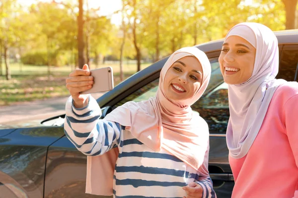 Mujeres Musulmanas Tomando Selfie Cerca Coche Aire Libre —  Fotos de Stock