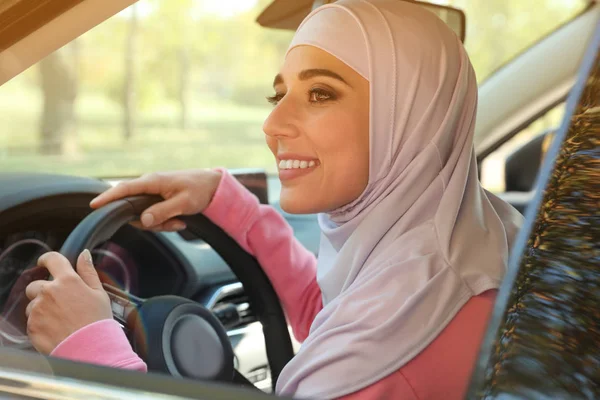 Mujer Musulmana Moderna Hijab Coche Conducción —  Fotos de Stock