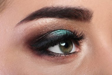 Genç kadın kirpik uzantıları ve güzel makyaj, closeup görünümü ile