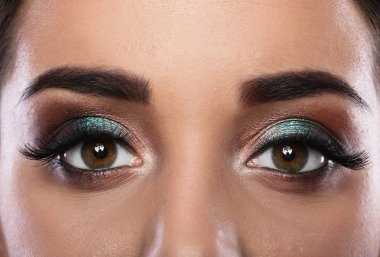 Genç kadın kirpik uzantıları ve güzel makyaj, closeup görünümü ile