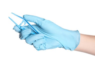 Medikal eldiven tek kullanımlık forseps beyaz arka plan üzerinde tutan doktor