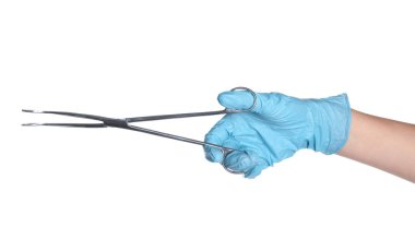 Steril eldiven tıbbi forseps beyaz arka plan üzerinde tutan doktor
