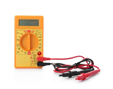 Dijital multimetre beyaz arka plan üzerinde. Elektrikçi aracı