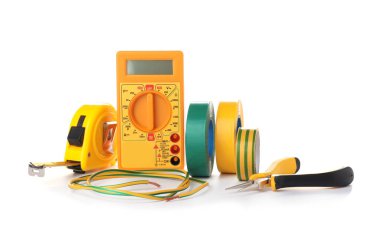 Beyaz arka plan üzerinde elektrikçi araçlar kümesi