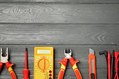 Elektrikçi araçları ve ahşap arka plan üzerinde metin için yer düz yatıyordu kompozisyonu