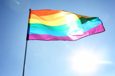 Gökkuşağı Lgbt bayrağı mavi gökyüzü arka planda çırpınan. Eşcinsel hakları hareketi