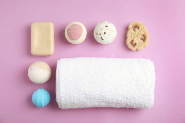Banyo bombalar, sabun ve havlu renk arka plan üzerinde düz yatıyordu kompozisyonu