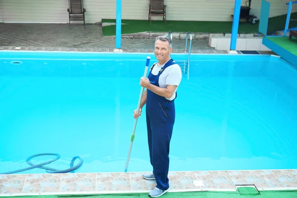 Maschio Pulizia Piscina All Aperto Con Aspirapolvere Subacqueo — Foto Stock