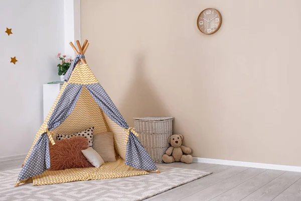 舒适的儿童房内有玩帐篷和玩具 文本空间 — 图库照片