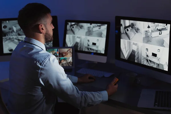 Manliga Säkerhetsvakt Med Bärbar Sändare Övervakning Hem Kameror Inomhus Nattetid — Stockfoto