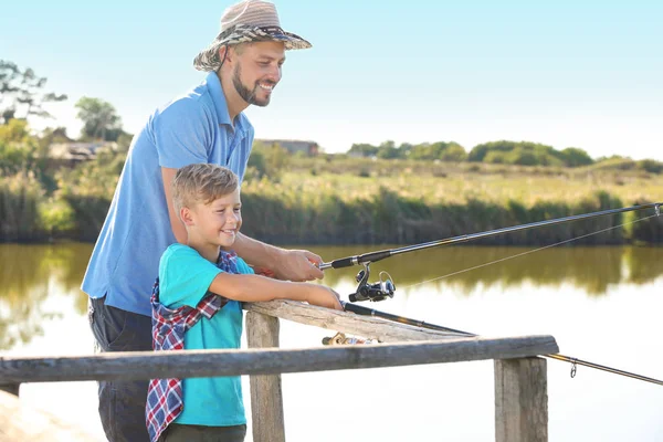 Pai Filho Pescando Juntos Dia Ensolarado — Fotografia de Stock