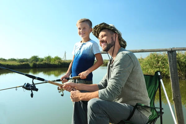Padre Hijo Pescando Juntos Día Soleado — Foto de Stock