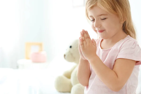 Kleines Mädchen Betet Hause Bett Raum Für Text — Stockfoto