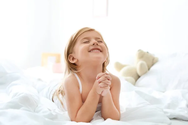 Little Girl Praying Bed Home — Stock Photo, Image