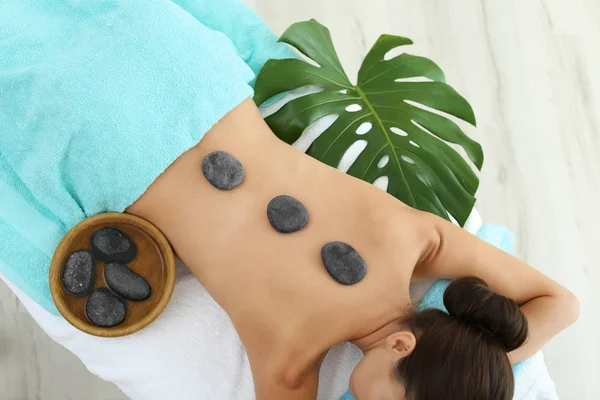 Mooie Jonge Vrouw Getting Hot Stone Massage Spa Salon Bovenaanzicht — Stockfoto