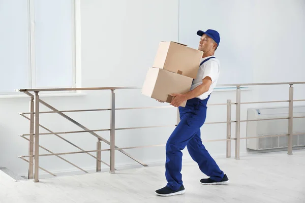 Homem Uniforme Carregando Caixas Papelão Dentro Casa Conceito Postura — Fotografia de Stock