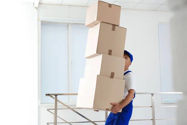 Homem Uniforme Carregando Caixas Papelão Dentro Casa Conceito Postura — Fotografia de Stock