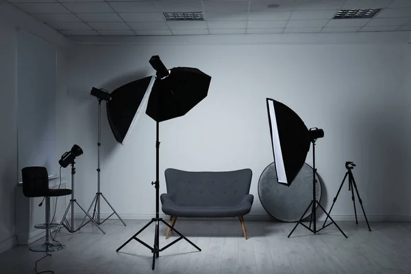 Moderno Estudio Fotográfico Con Equipo Iluminación Profesional — Foto de Stock