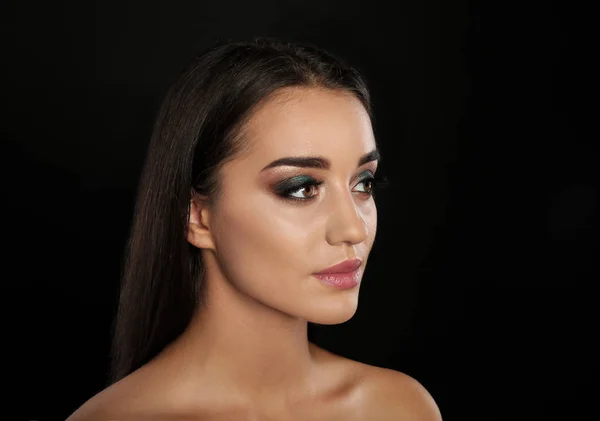 Portrait Jeune Femme Avec Extensions Cils Beau Maquillage Sur Fond — Photo