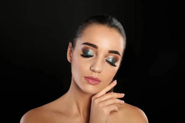 Retrato Mujer Joven Con Extensiones Pestañas Hermoso Maquillaje Sobre Fondo —  Fotos de Stock