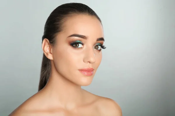 Porträtt Ung Kvinna Med Ögonfransförlängning Och Makeup Ljus Bakgrund Utrymme — Stockfoto