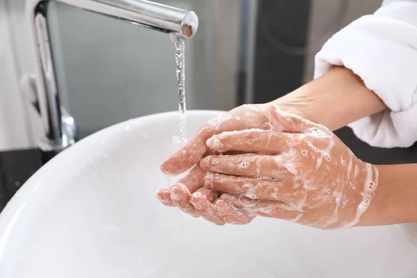 Vrouw Wassen Handen Met Zeep Spoelbak Badkamer Closeup — Stockfoto
