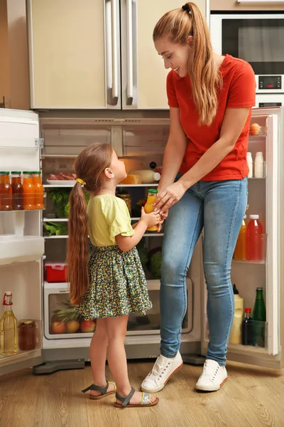 Fiatal Anya Lánya Hűtőszekrény Otthon Közelében — Stock Fotó