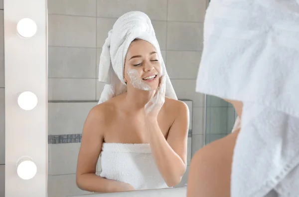 Wanita Muda Mencuci Muka Dengan Sabun Dekat Cermin Kamar Mandi — Stok Foto
