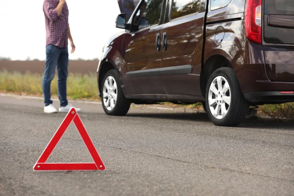Nouzové Zastavení Znamení Řidič Poblíž Rozbité Auto Silnici Auto Pojištění — Stock fotografie