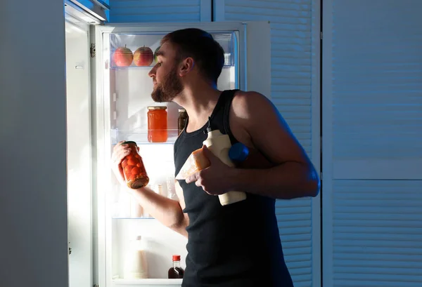 Homme Sortant Des Produits Réfrigérateur Dans Cuisine Nuit — Photo