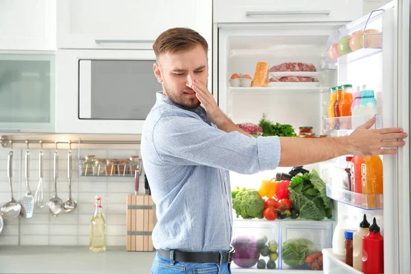 Άνθρωπος Συναίσθημα Άσχημη Μυρωδιά Από Πολυδιατηρημένα Προϊόντα Στο Ψυγείο Στο — Φωτογραφία Αρχείου