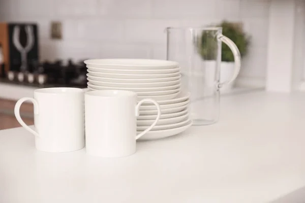 Montón Platos Limpios Tazas Jarra Vidrio Mesa Cocina — Foto de Stock