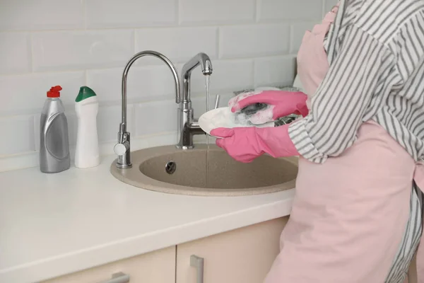 Mujer Lavando Fregadero Cocina Vista Cerca Tareas Limpieza —  Fotos de Stock