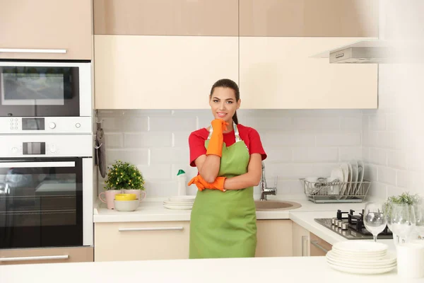 Bella Giovane Donna Che Indossa Guanti Grembiule Cucina Pulita Lavaggio — Foto Stock