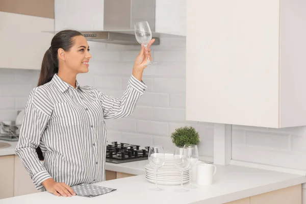 Junge Frau Mit Sauberem Glas Der Küche Geschirrspülen — Stockfoto