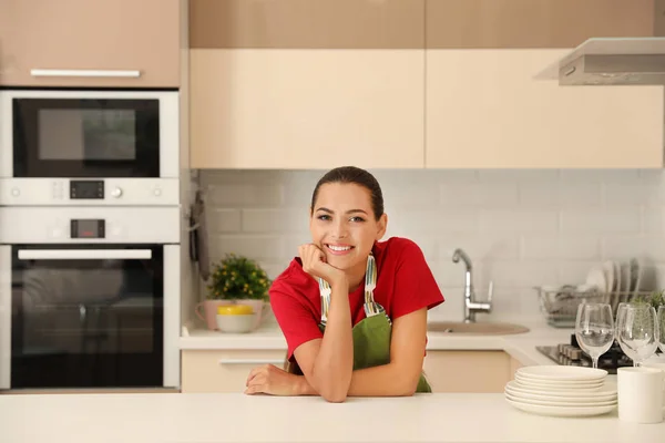 Красивая Молодая Женщина Чистой Посудой Кухне — стоковое фото