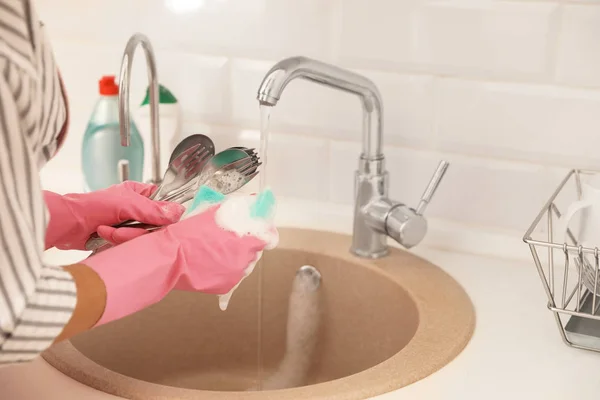 在厨房水槽里洗碗的女人 特写镜头 清洁杂务 — 图库照片
